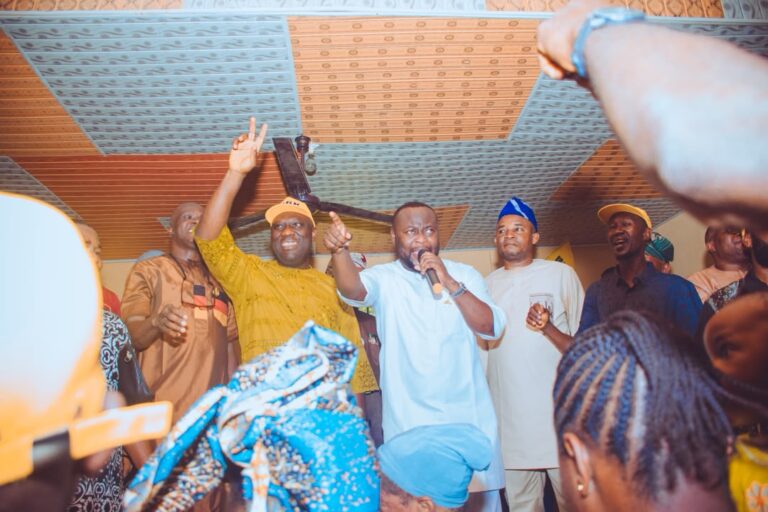 Apc Supporters Dumps Wole Oke's Party Declear's Support For Olajengbesi